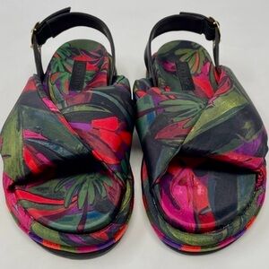 FARM Rio Banana Leaves Puffy Platform Sandals - NWT can fit sizes 6/6.5/7